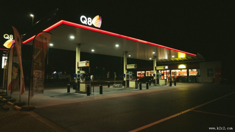 夜晚的加油站图片