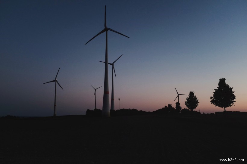 新能源 风力发电的风车图片