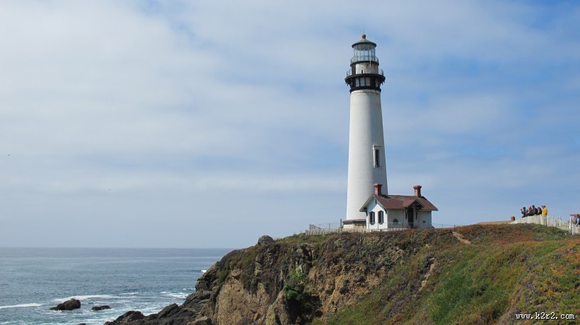 耸立的白色灯塔图片