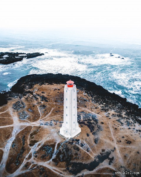 耸立的白色灯塔图片