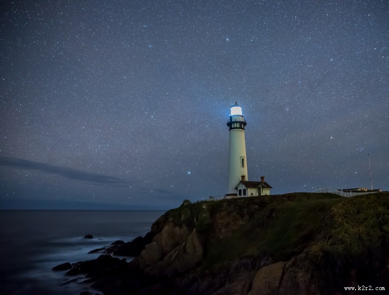 耸立的白色灯塔图片