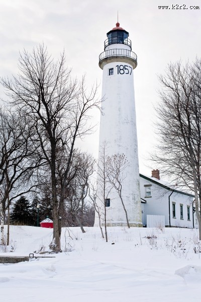 耸立的白色灯塔图片