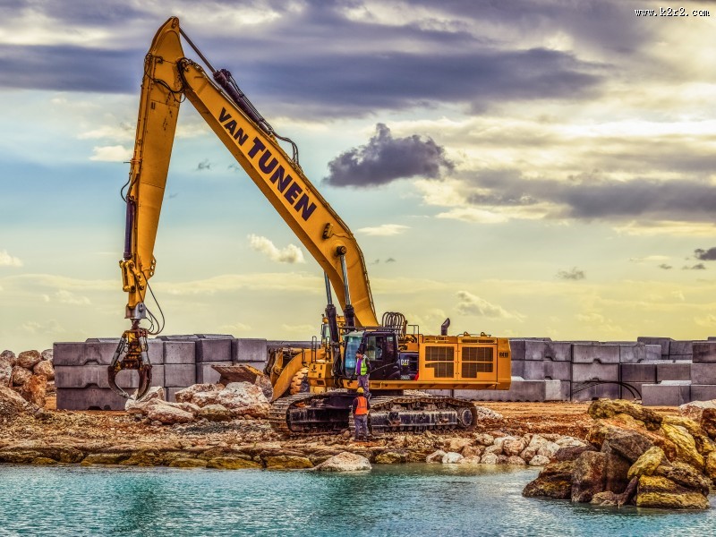 施工中的挖掘机图片大全