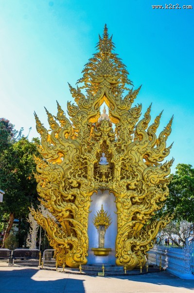 雕刻精美的佛教建筑图片