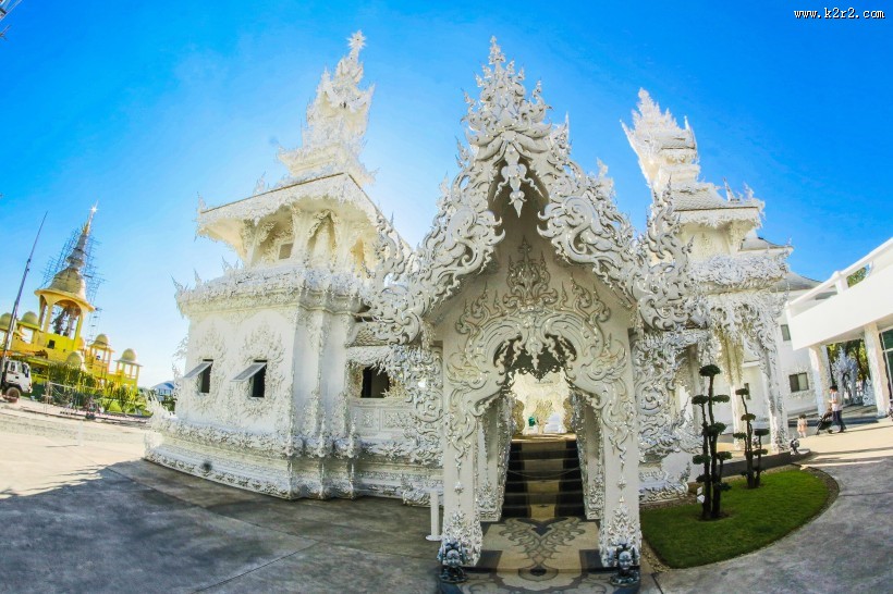 雕刻精美的佛教建筑图片