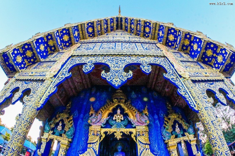 雕刻精美的佛教建筑图片