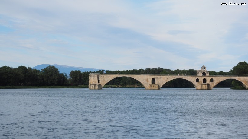 坚固的石拱桥图片