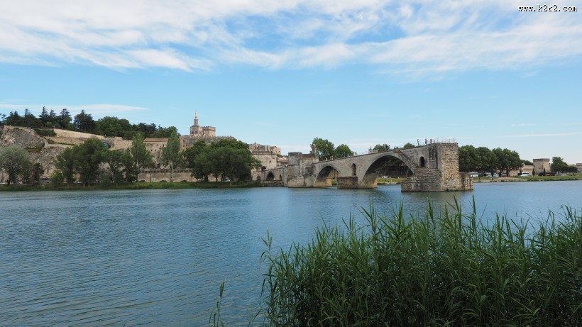 坚固的石拱桥图片