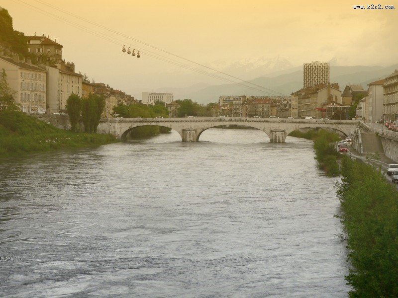 坚固的石拱桥图片