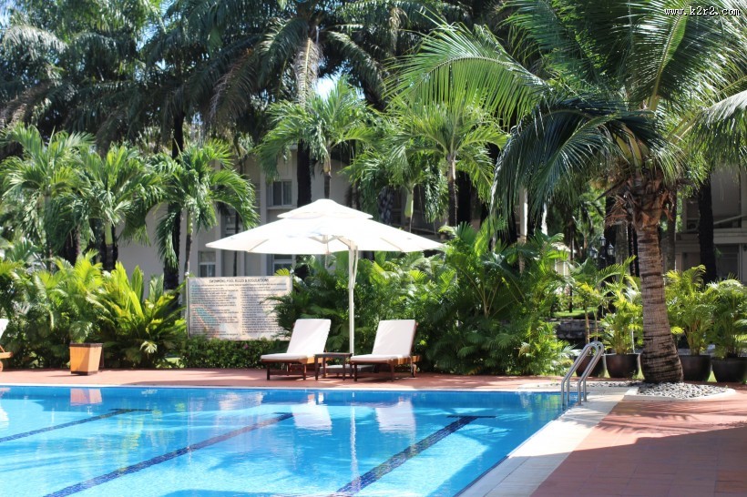 户外游泳池图片