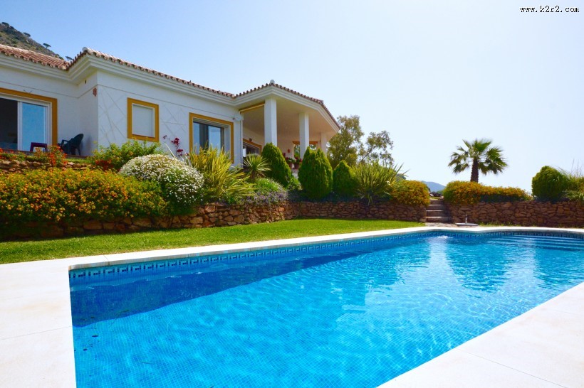 户外游泳池图片