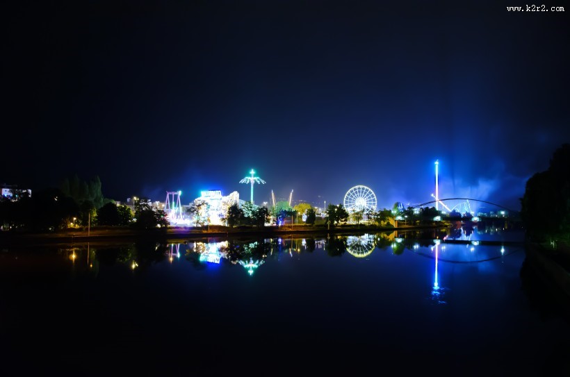 夜晚城市的水中倒影图片