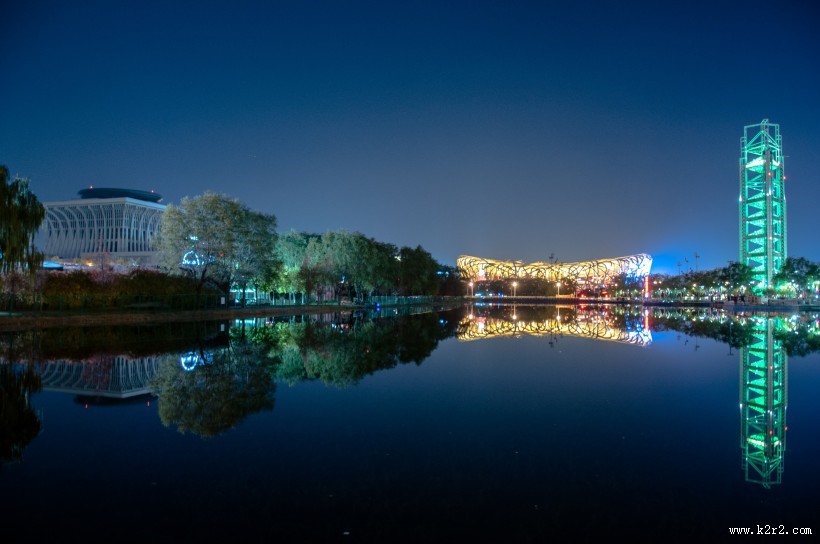夜晚城市的水中倒影图片