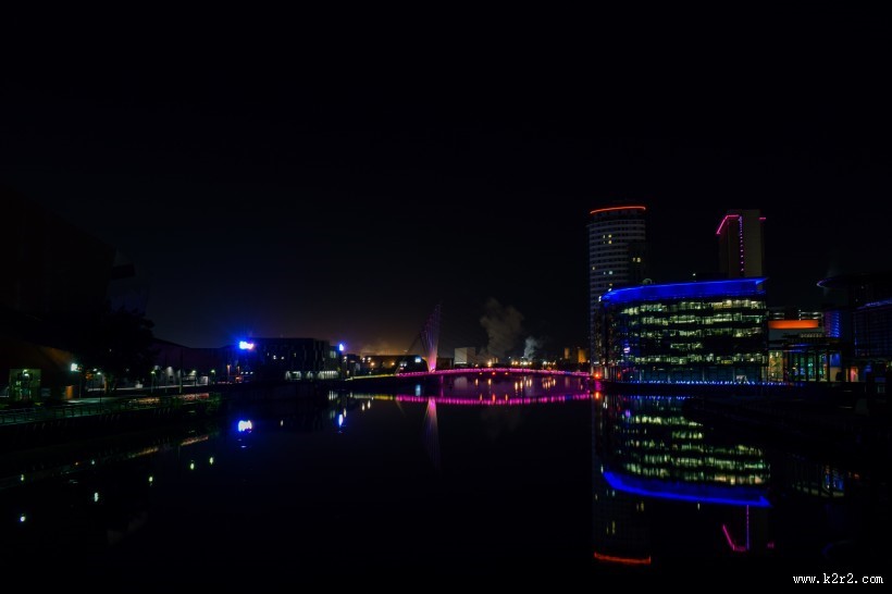 夜晚城市的水中倒影图片