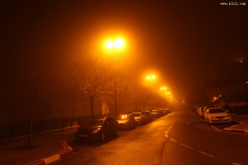 晚上路灯闪亮的街道图片