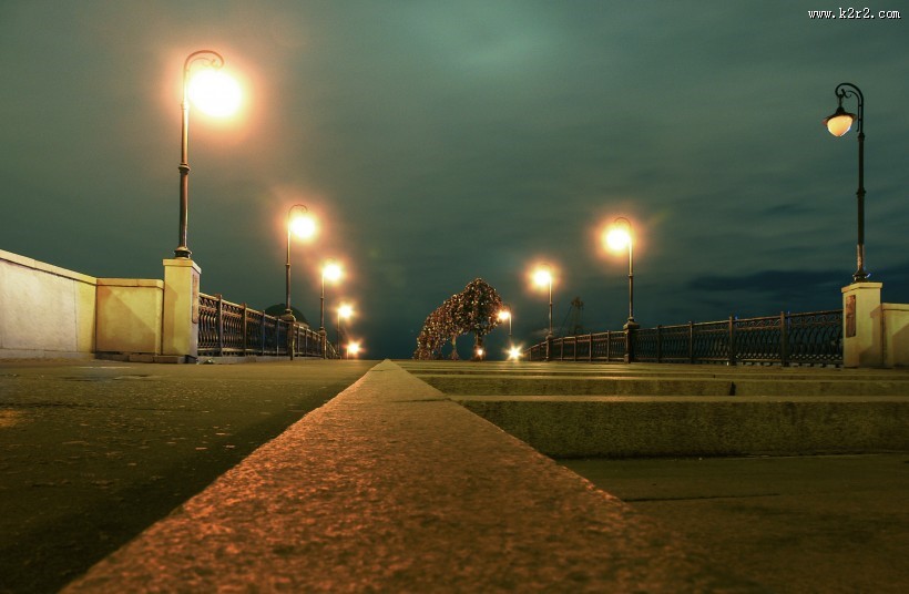 晚上路灯闪亮的街道图片