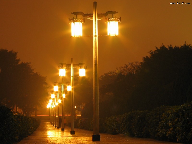 晚上路灯闪亮的街道图片