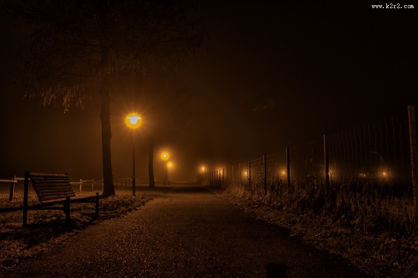 晚上路灯闪亮的街道图片