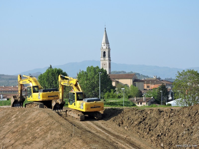 正在施工作业的挖掘机图片大全