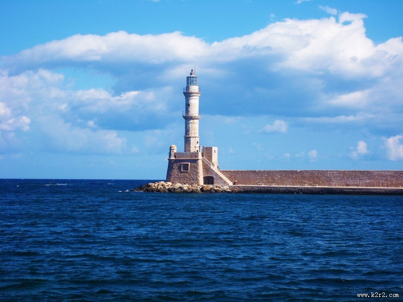 高高耸立的白色灯塔图片