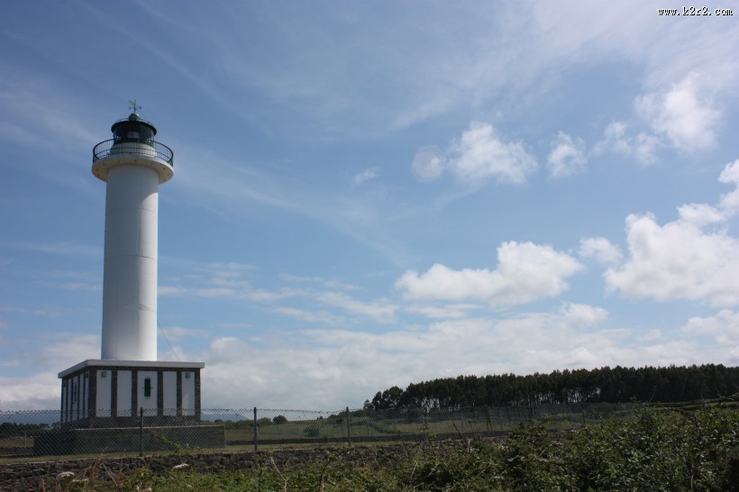 高高耸立的白色灯塔图片