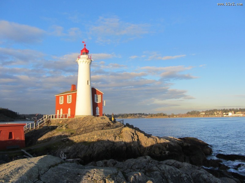 高高耸立的白色灯塔图片