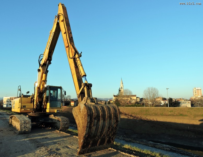 施工中的挖掘机图片