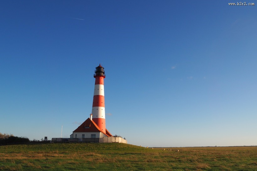 红白相间的灯塔图片