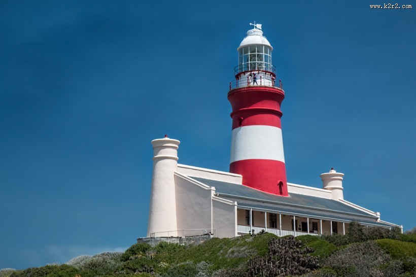 红白相间的灯塔图片