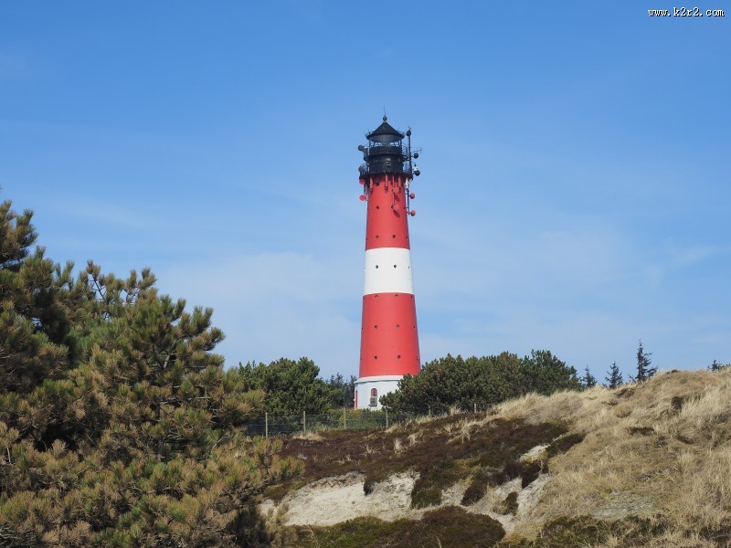 红白相间的灯塔图片