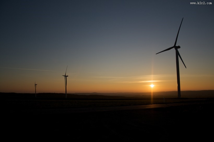唯美黄昏里的风力发电机图片