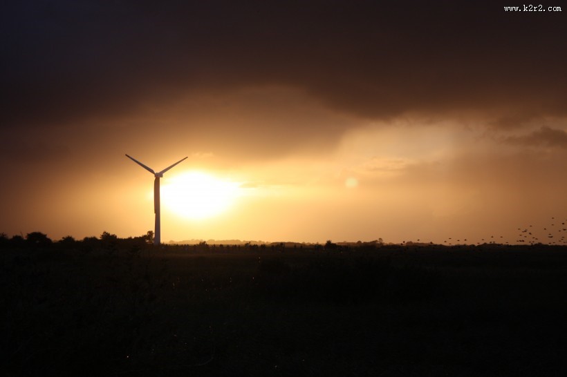 唯美黄昏里的风力发电机图片