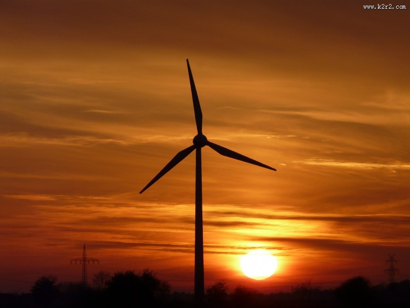 唯美黄昏里的风力发电机图片