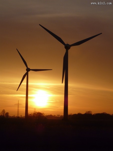 唯美黄昏里的风力发电机图片