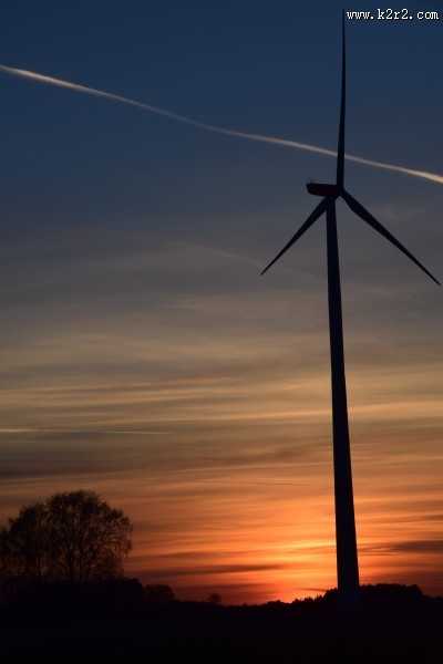 唯美黄昏里的风力发电机图片