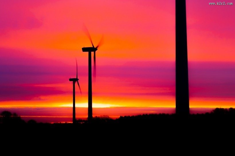 唯美黄昏里的风力发电机图片