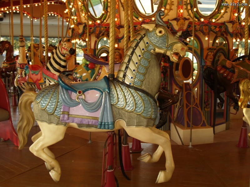 趣味十足的旋转木马图片