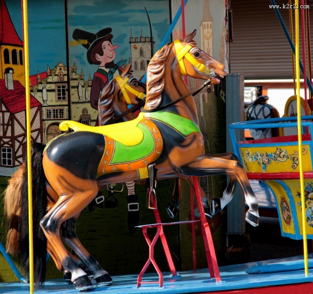 趣味十足的旋转木马图片