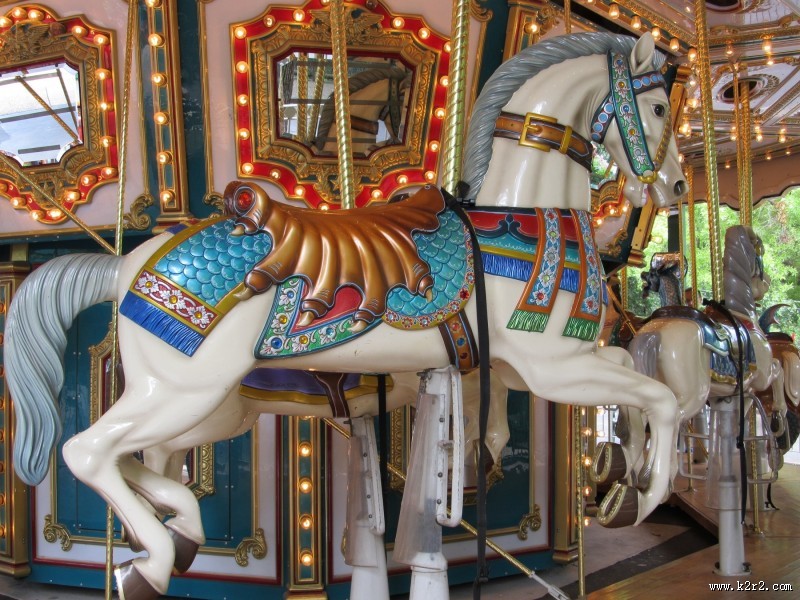游乐场的旋转木马图片