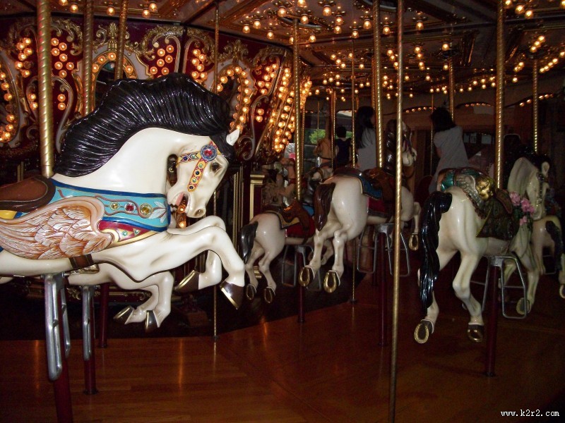 游乐场的旋转木马图片