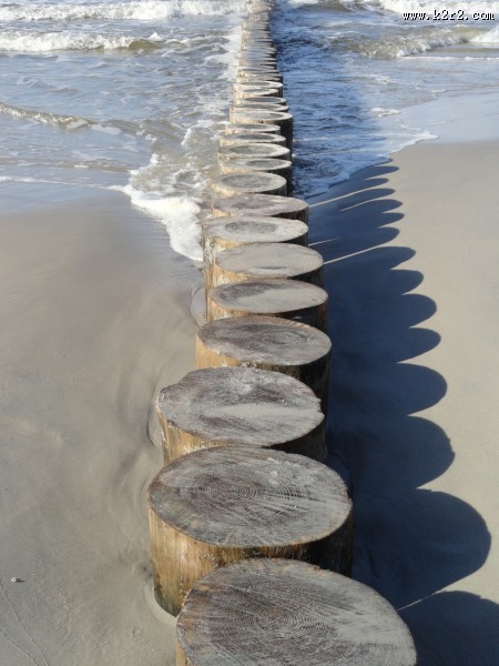 水边的防波堤图片