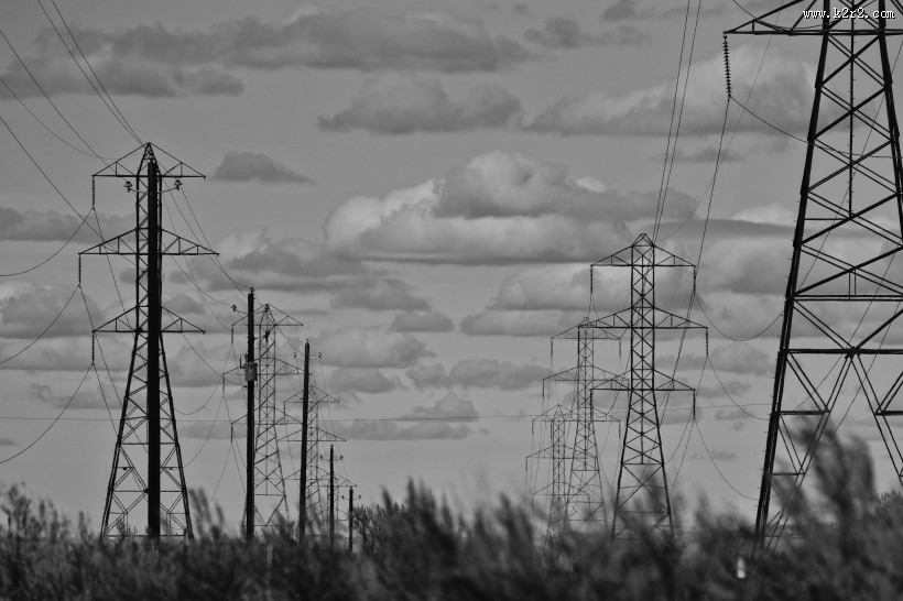 矗立的高压电线图片
