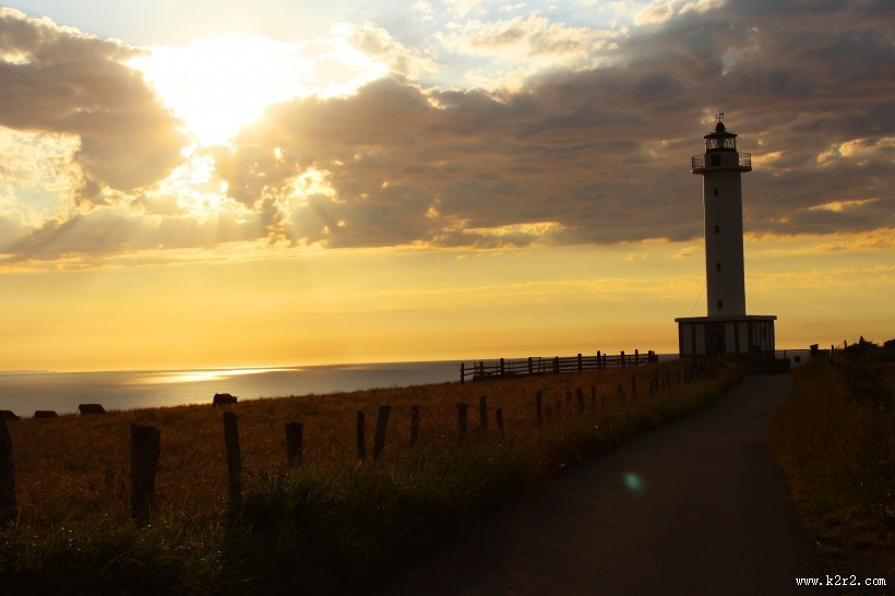 耸立的灯塔图片