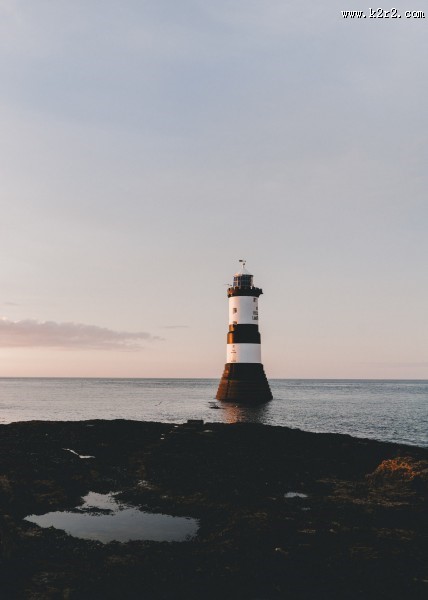 海岸耸立的灯塔图片