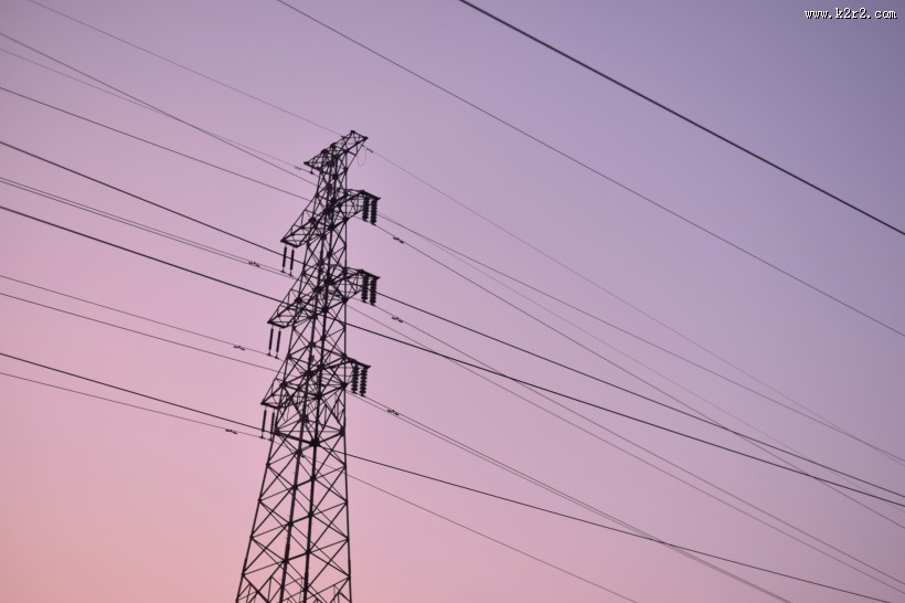 有序连接的电线图片