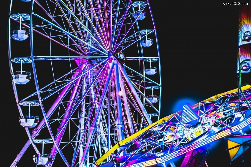 游乐园里的摩天轮图片