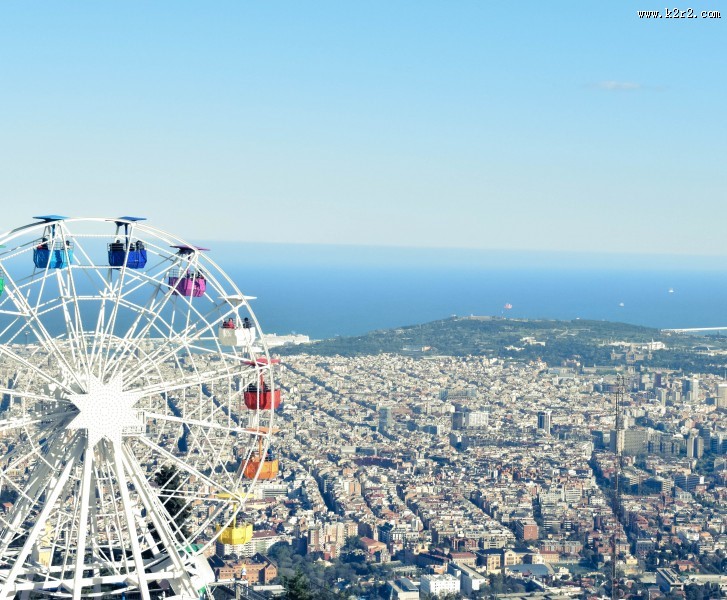 游乐园里的摩天轮图片