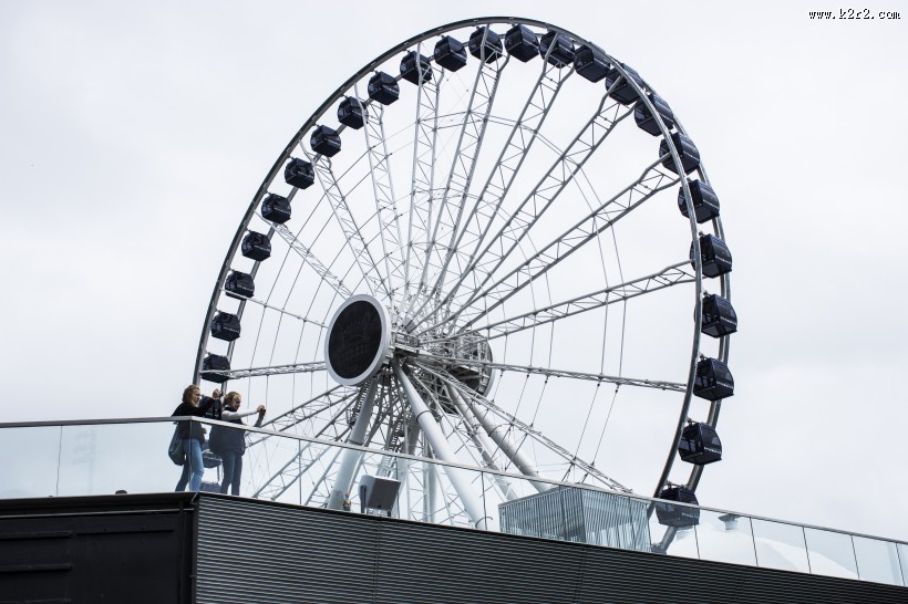 游乐园里的摩天轮图片