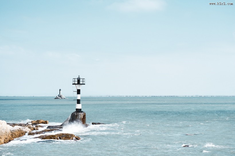 海岸线上耸立的灯塔图片