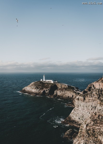 海岸线上耸立的灯塔图片